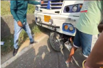 2 बाइक सवार युवकों पर चड़ी Mini Bus,