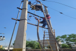 रात के समय आया फाल्ट सुबह ठीक कर रहे पावरकॉम कर्मचारी, 