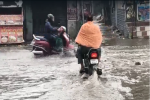 खस्ता हाल सड़कें, पानी भरा रास्ता, गिर रहे लोग, 