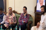 गायक गुरदास मान पत्नी के साथ पहुंचे हंस राज हंस के घर, 
