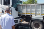 NH पर खड़े कैंटर को पीछे से ट्रक ने मारी टक्कर, 