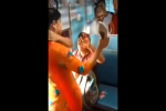 गंदे इशारे करने वाले को महिला ने चप्पल से पीटा,