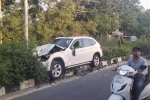 तेज रफ़्तार BMW चालक ने E रिक्शा को मारी टक्कर 
