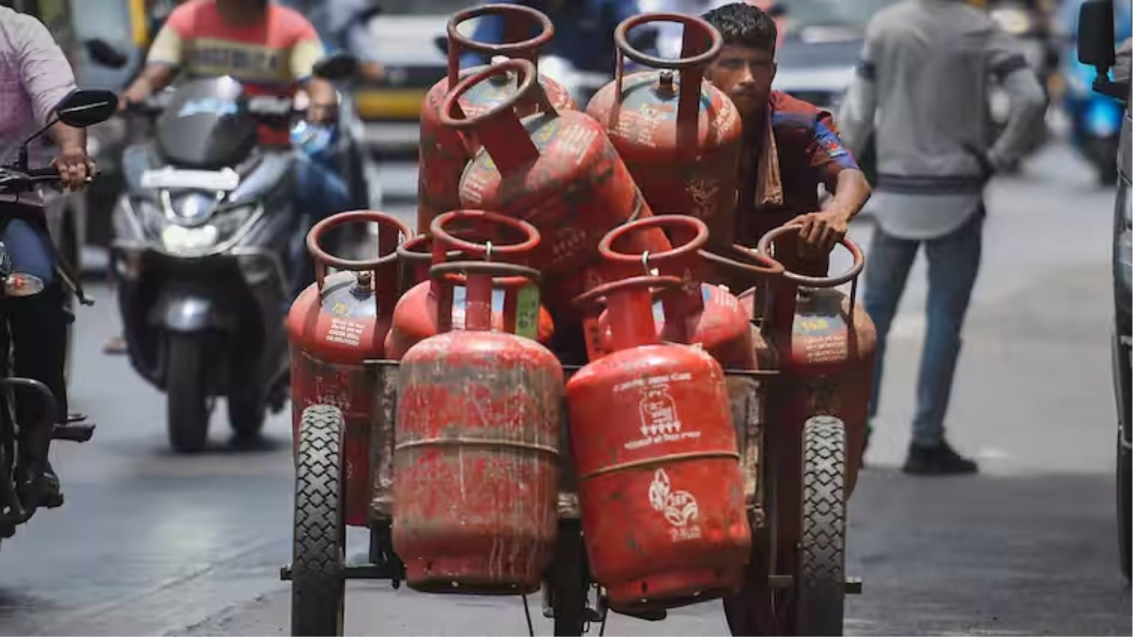 LPG cylinder becomes cheaper by Rs 10