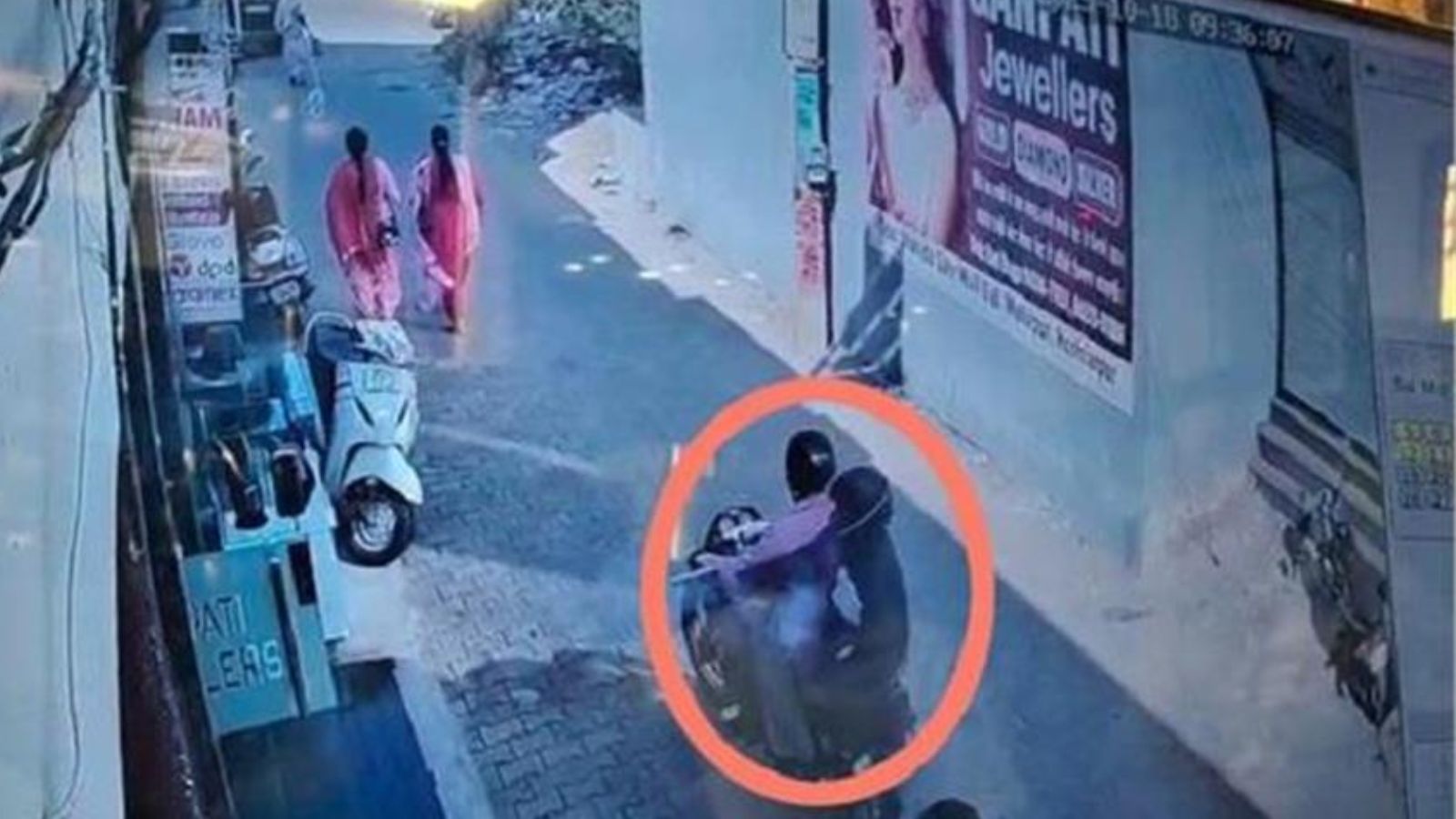Open firing at a jewellery shop in Hoshiarpur