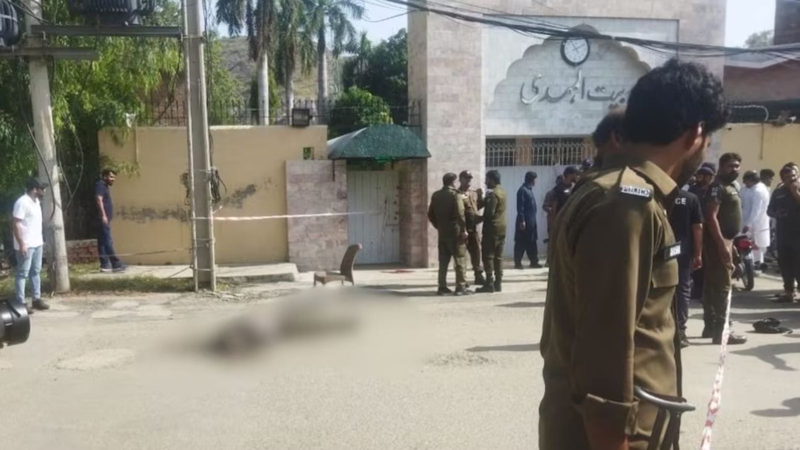 Firing outside mosque after prayers in Pakistan