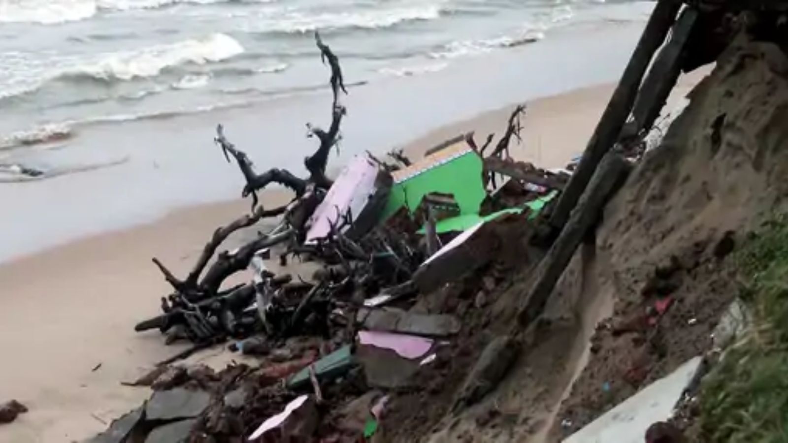 Cyclone Mahina wreaks havoc in Andhra Pradesh!