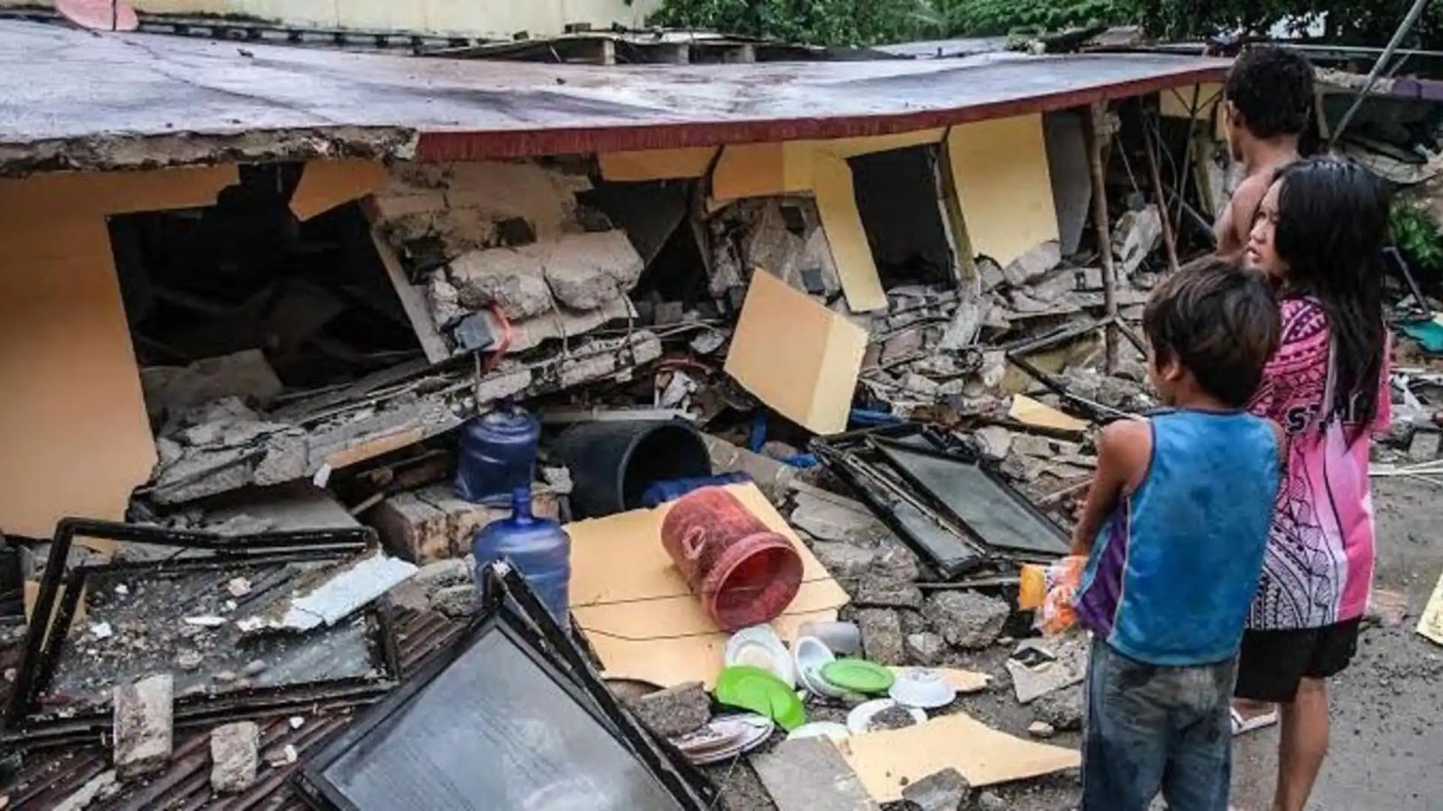 7.6 magnitude earthquake jolts Philippines