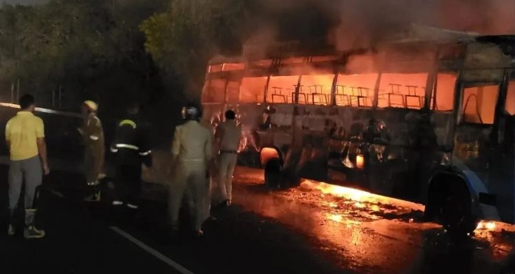 Another bus caught fire, the luxury bus burned to ashes on the highway.
