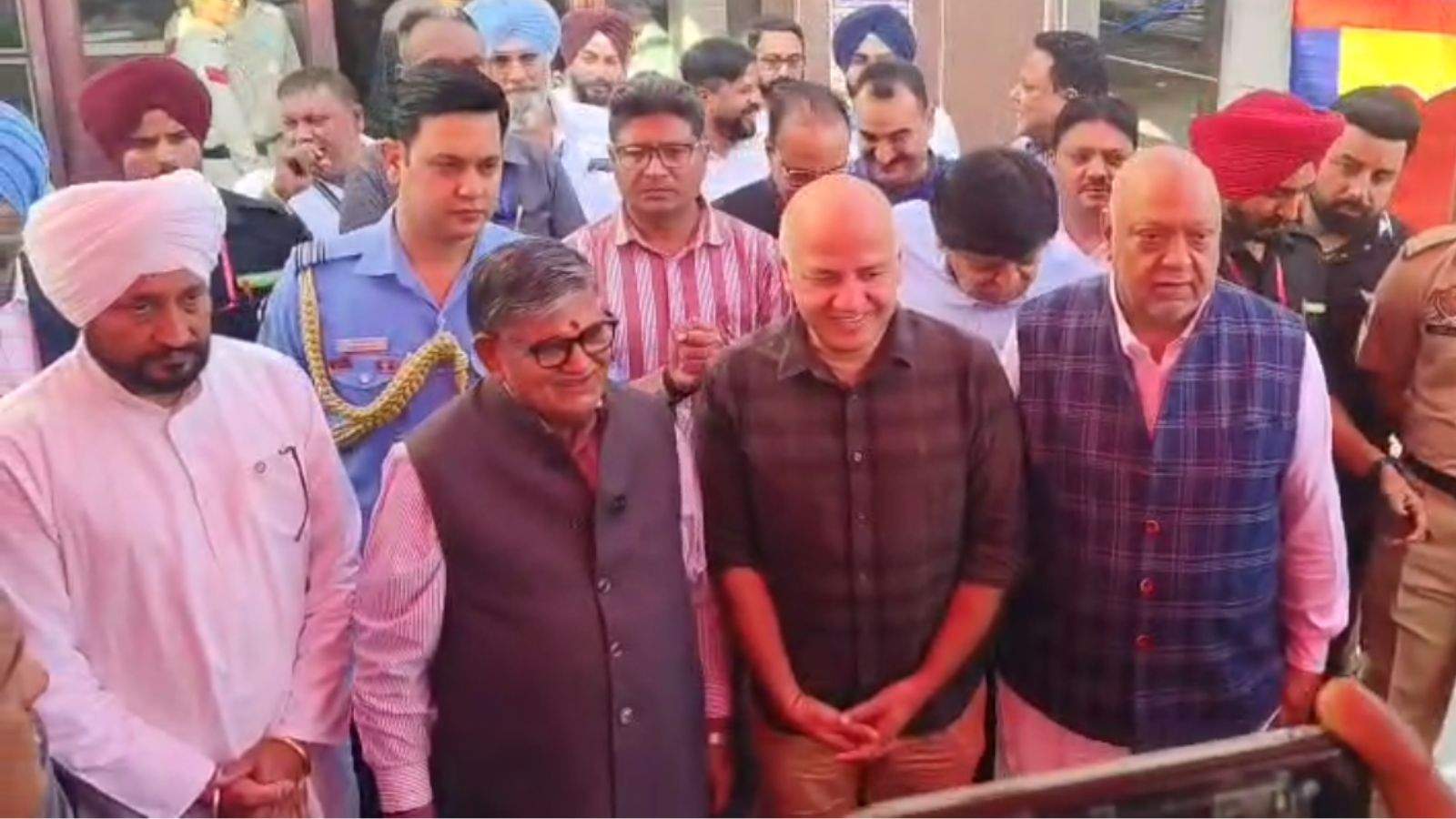 Governor Gulab Chand Kataria arrived at Devi Talab Temple to perform Kar Seva