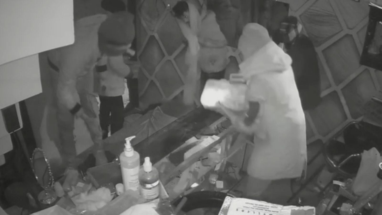 जालंधर में बब्बर ज्वैलर्स से 50 लाख रुपए के सोने-चांदी की लूट, CCTV में कैद हुई पूरी घटना