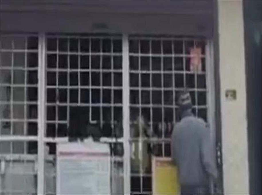 Shopkeeper robbed at gunpoint in Jalandhar.