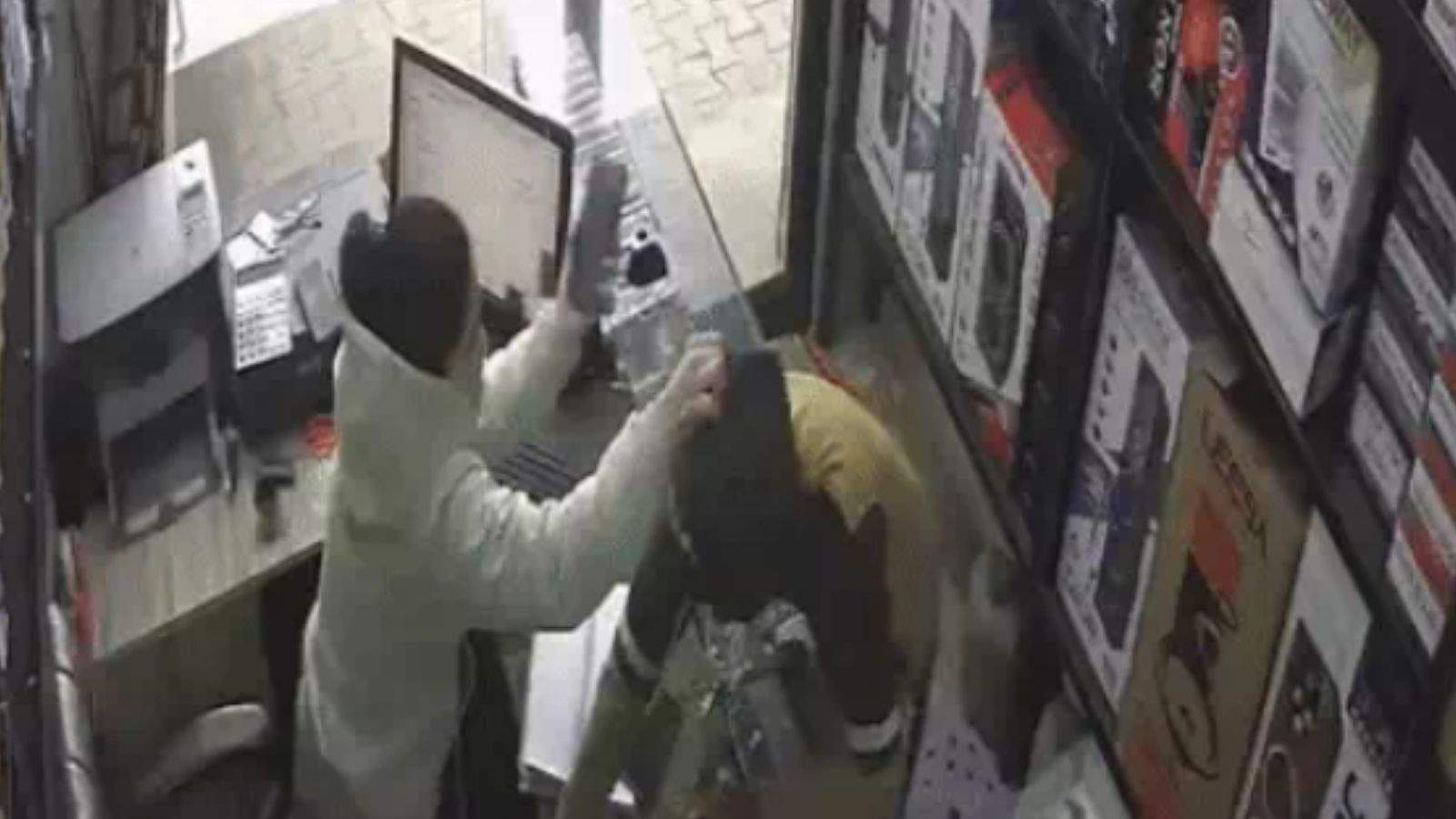 Ludhiana Hambran Market Money Transfer Shop Girl Foils Armed Robbery