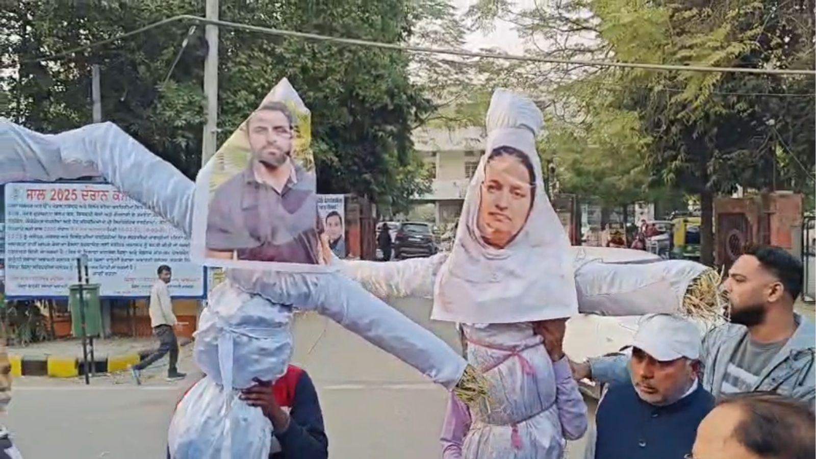 Sidhu Moosewala's mother's effigy was burned.