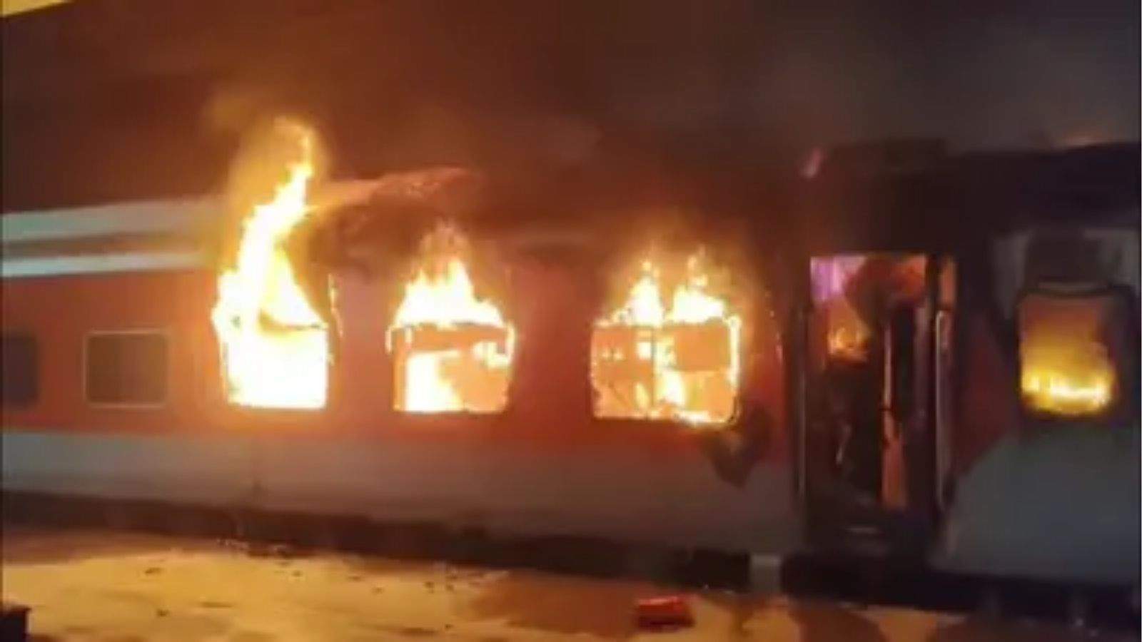 train fire India, Tatangar Ernakulam Express fire, Andhra Pradesh train accident, Yelamanchili railway station news, Indian Railways fire incident, passenger death train fire, forensic probe train fire
