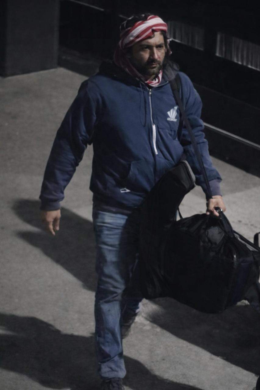 बैग ले जाता चोरी का आरोपी।