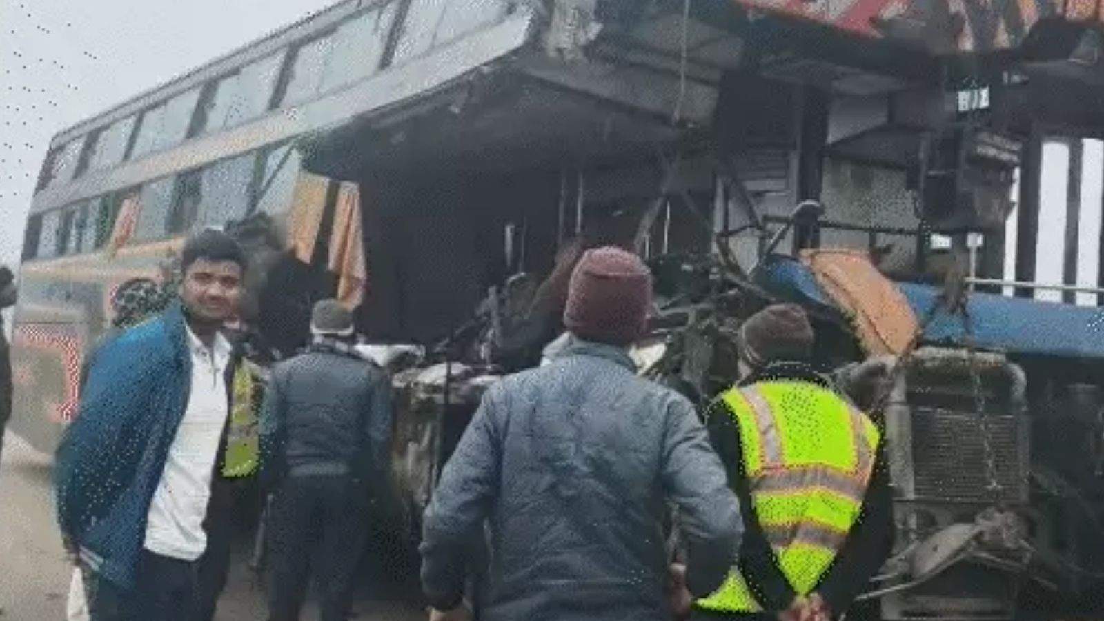 A sleeper bus collided with a trailer due to fog, killing 4 people and completely destroying the bus.