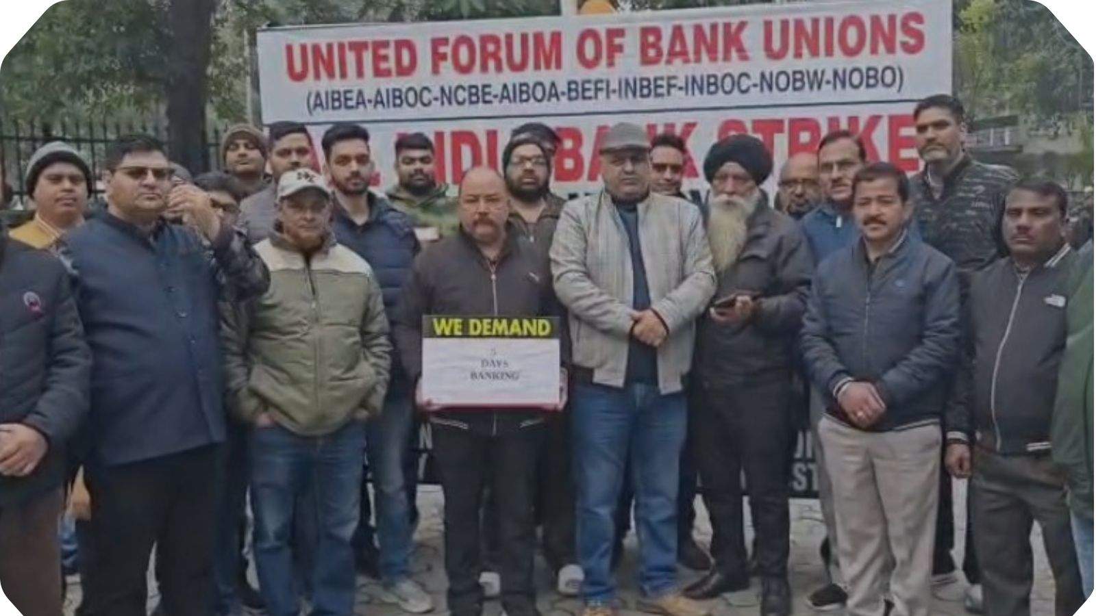 Bank employees went on strike in Jalandhar