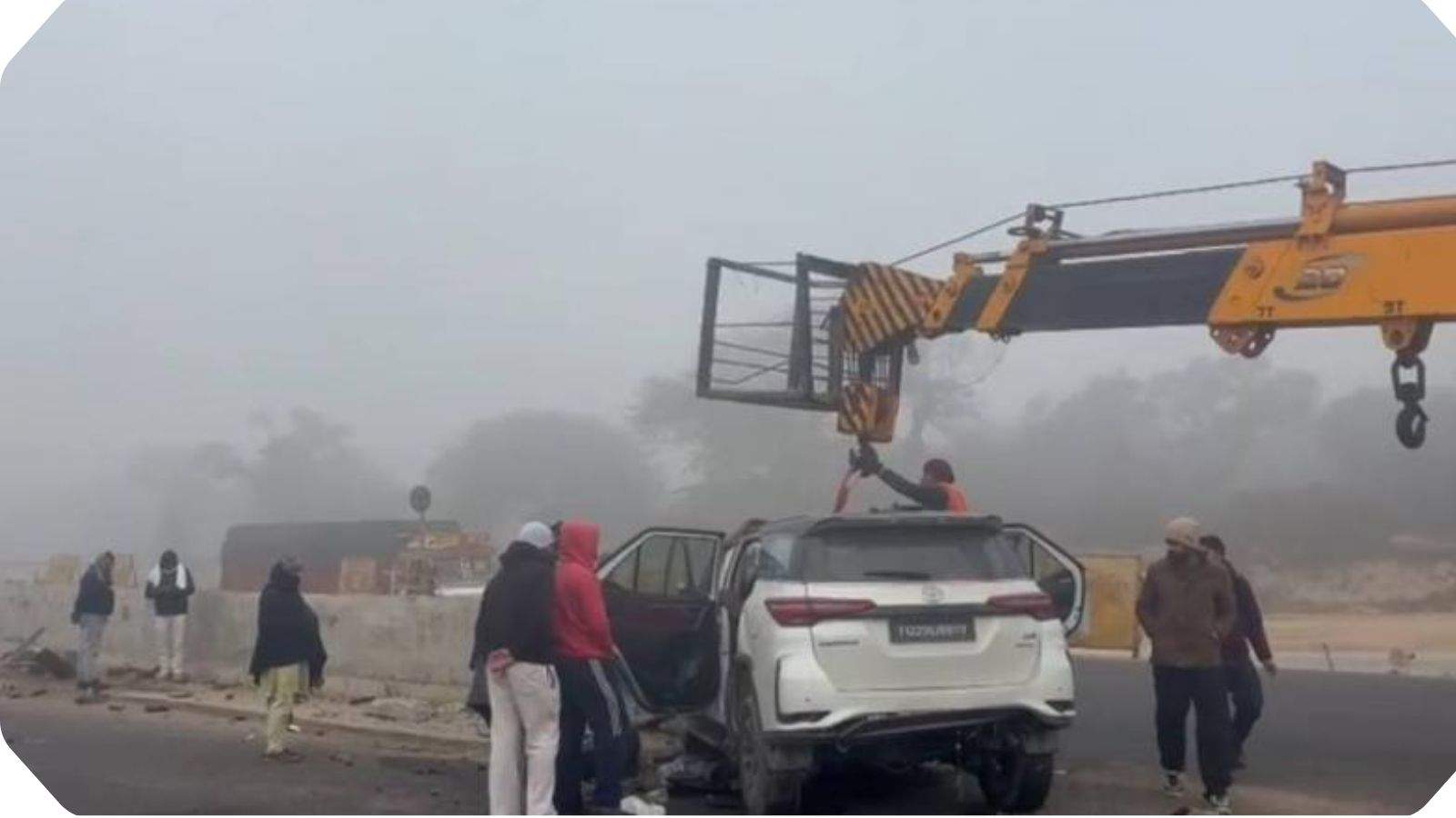 Dense fog in Punjab causes havoc; a Fortuner SUV collides with a divider on the national highway, killing 5 people.