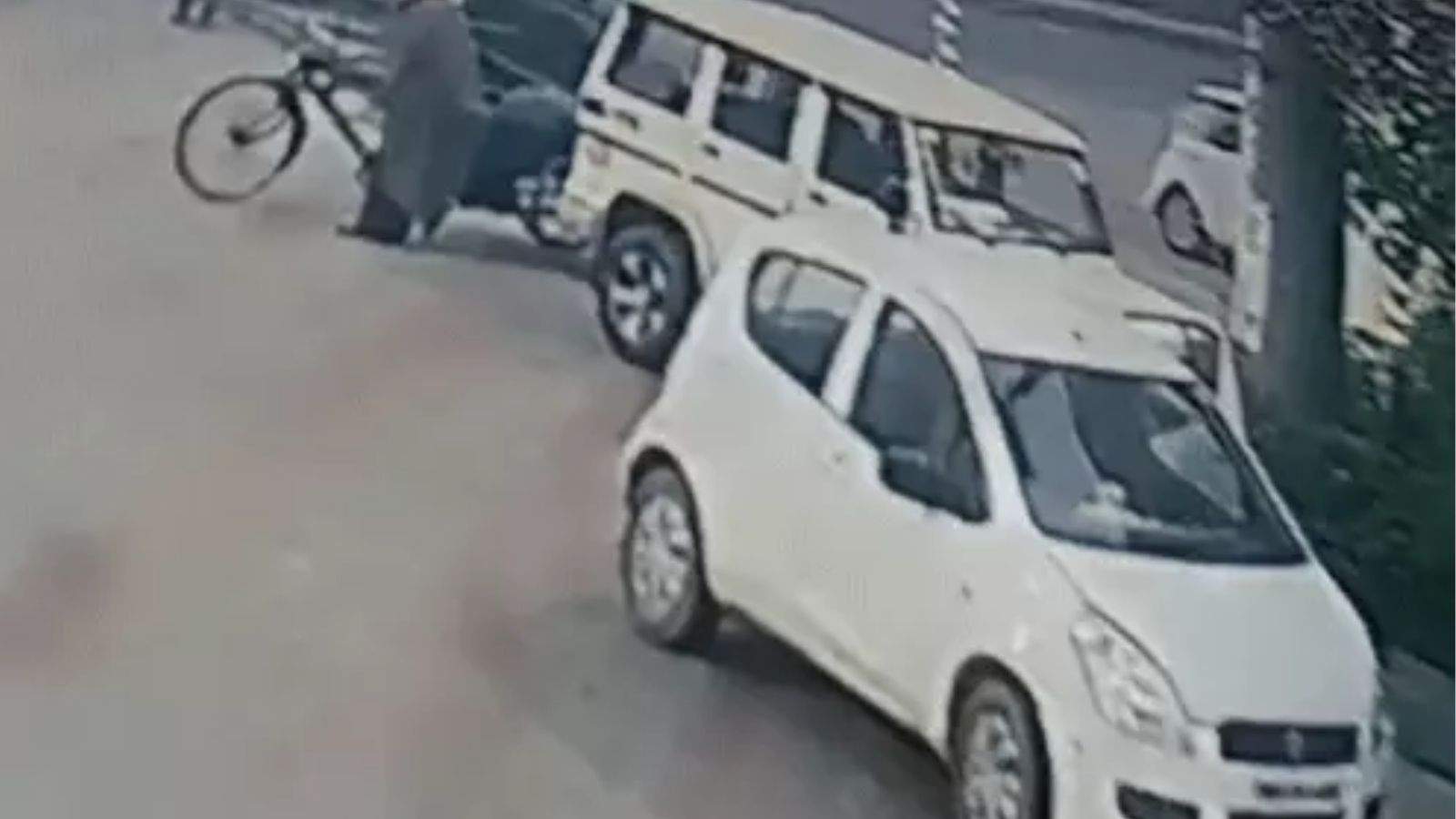 Ludhiana Police Custody Escape, Khanna News, Jamalpur Police Station, Robbery Accused Santosh Kumar, Police Negligence Khanna, CCTV Viral Punjab Police, ASI Palvinder Pal Singh.