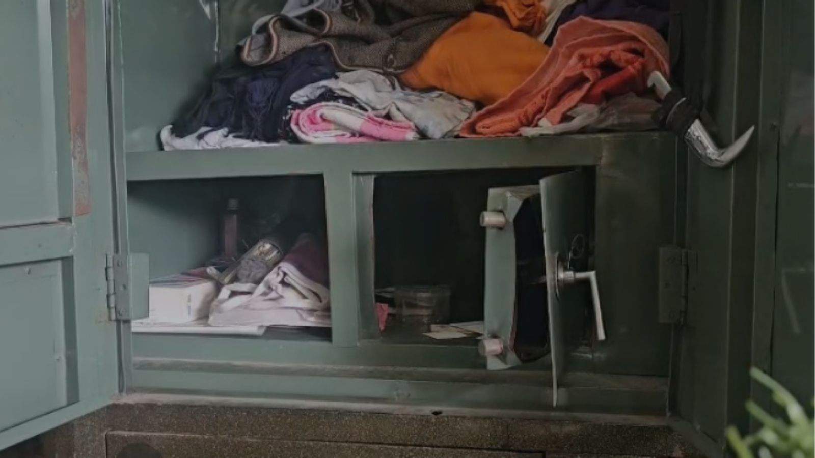 A theft occurred in the Surya Enclave area of ​​Jalandhar; thieves made off with gold, silver, and a large sum of cash.