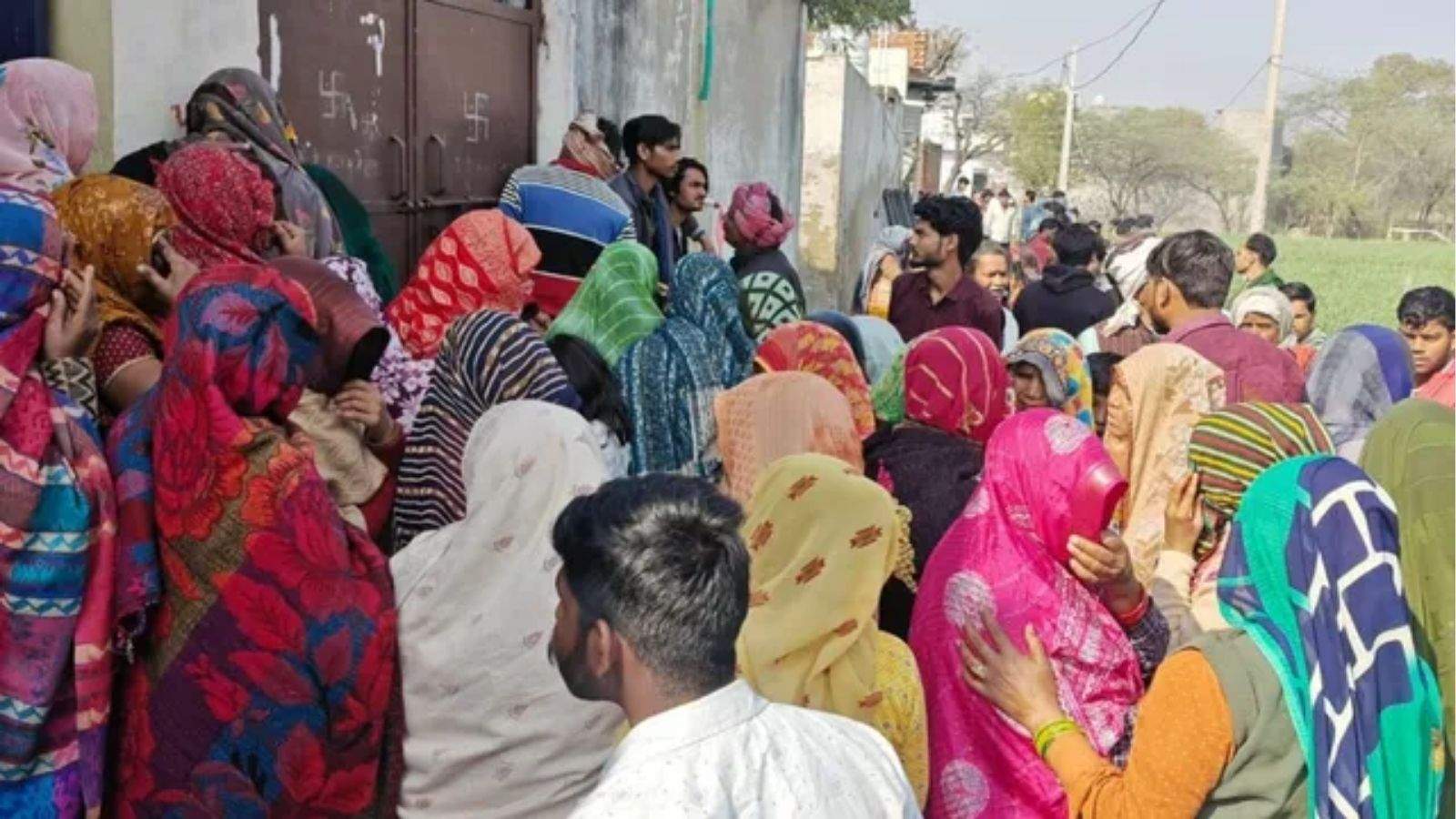 Five members of a family committed suicide in Mathura