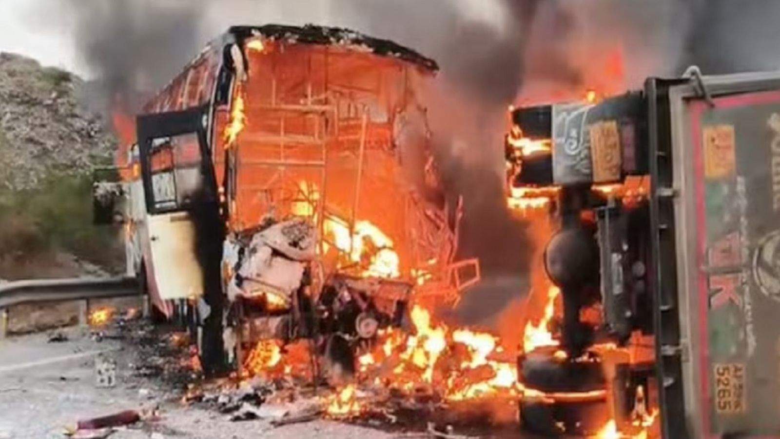 Fire Erupts After Collision Between Travel Bus and Dumper in Andhra Pradesh; 14 Passengers Burn to Death, 23 Injured