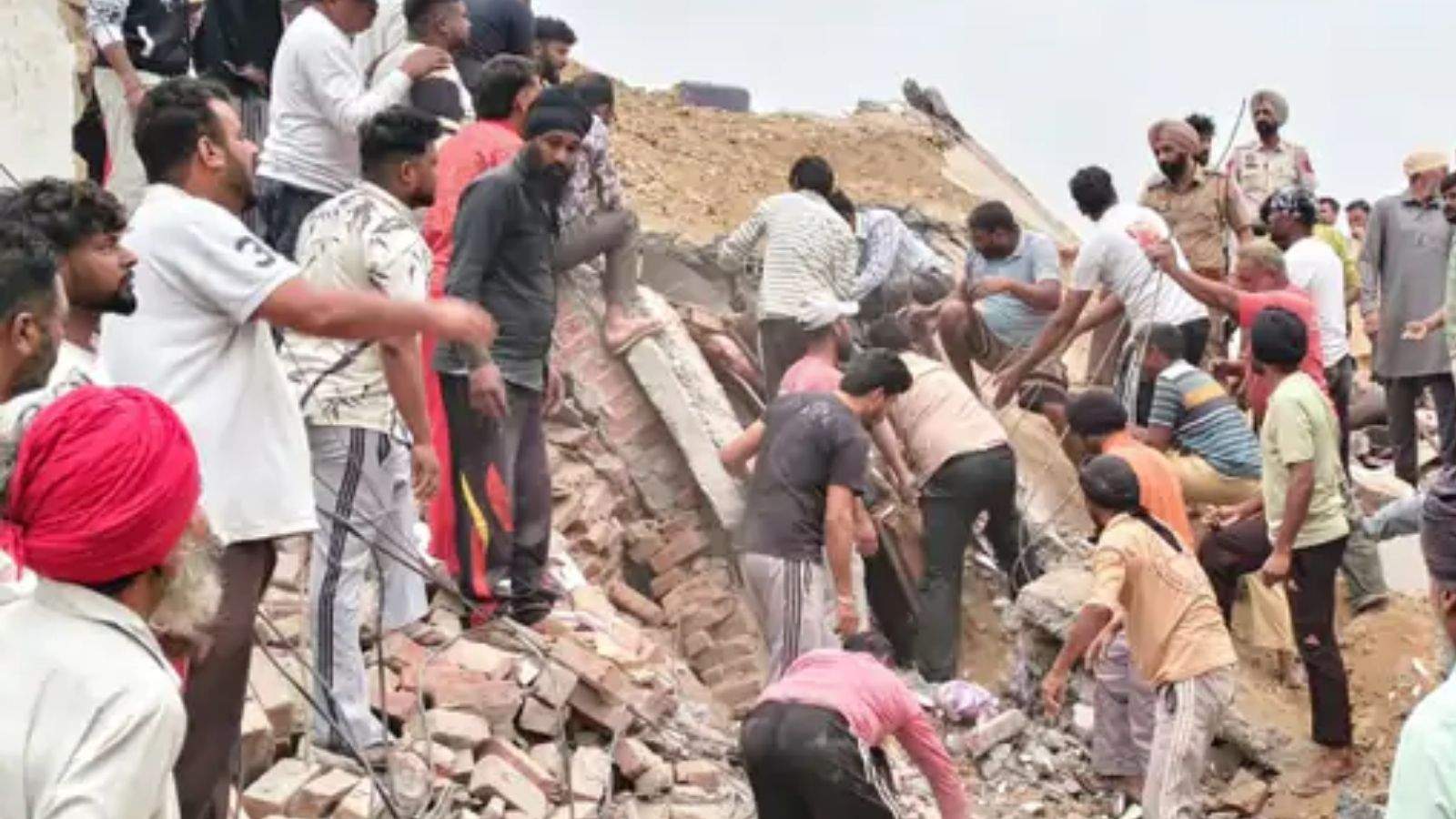 Big accident in Punjab between rains: 3 dead from house lantern collapse