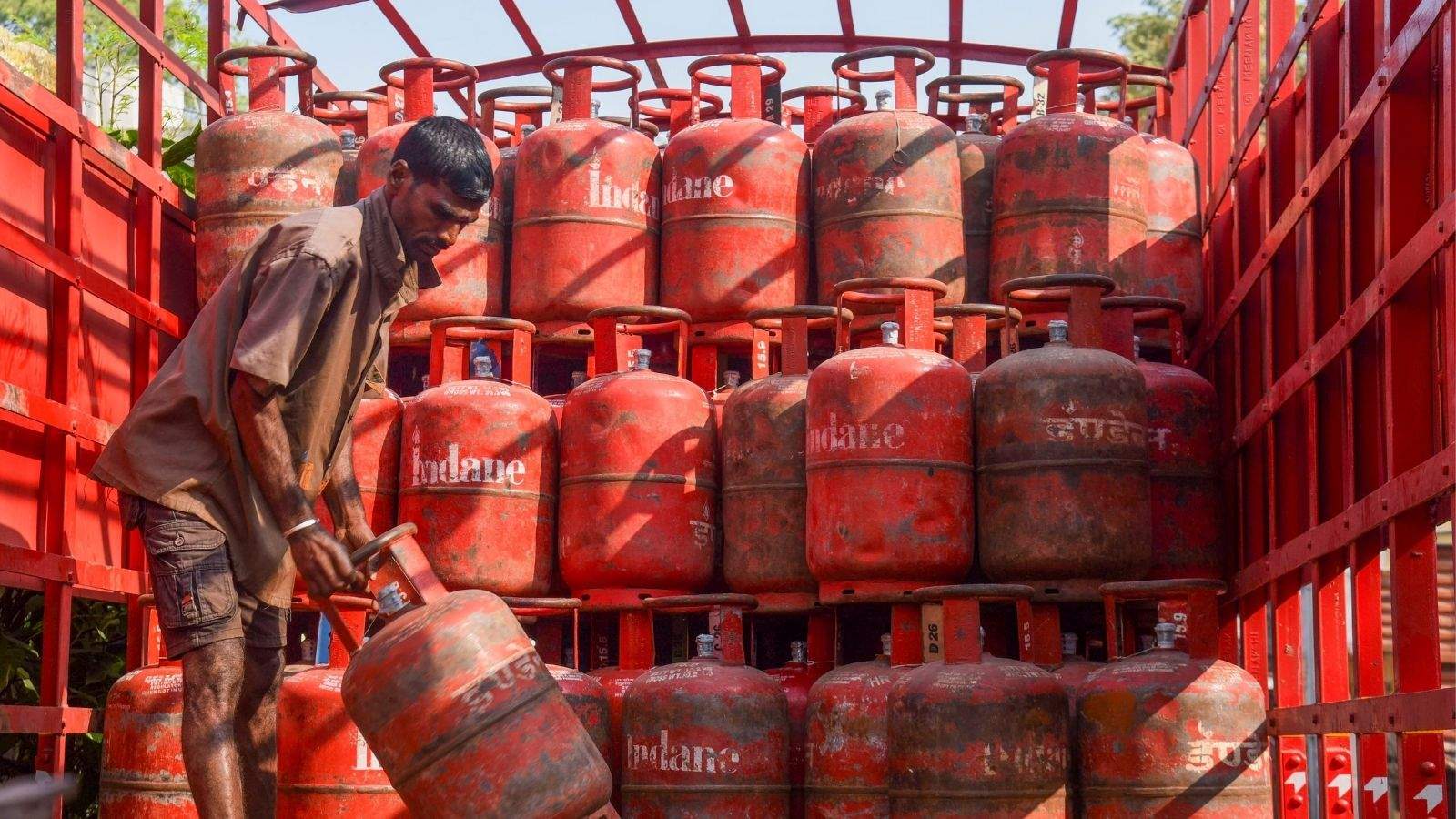 LPG cylinders become costlier by Rs 60, inflation rises amid Middle East war