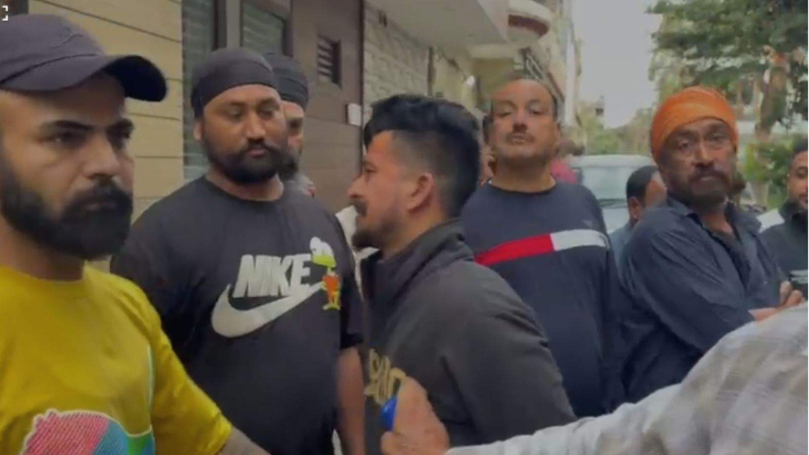 Snatcher Caught and Beaten by Public in Jalandhar; Was Fleeing After Snatching a Mobile Phone Near Ambedkar Chowk