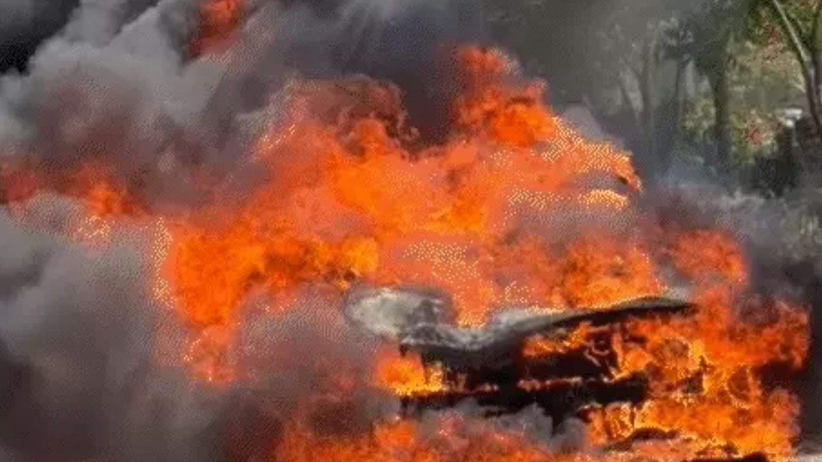 BMW Catches Fire While Moving on Chandigarh Airport Road; Driver Jumps Out to Save Life