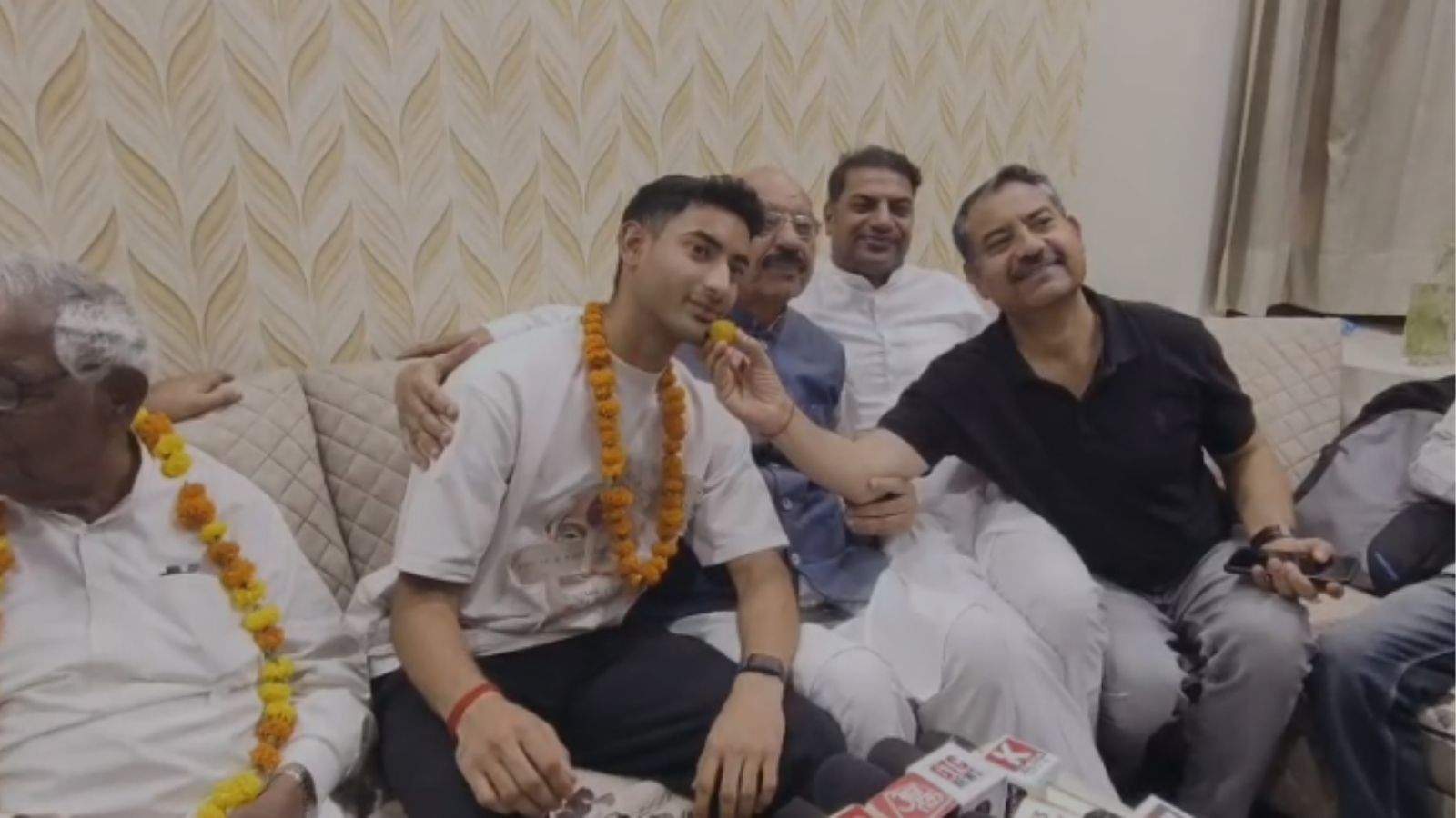Krish Bhagat of Jalandhar became part of Mumbai Indians, received a warm welcome on arrival home