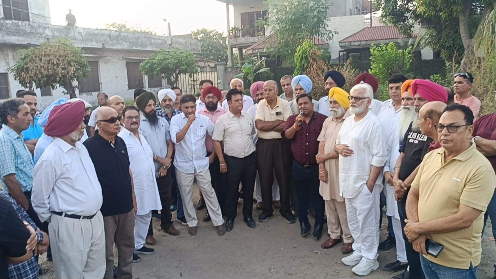 Jalandhar: People angry to open 120 feet road, warning of agitation against the administration