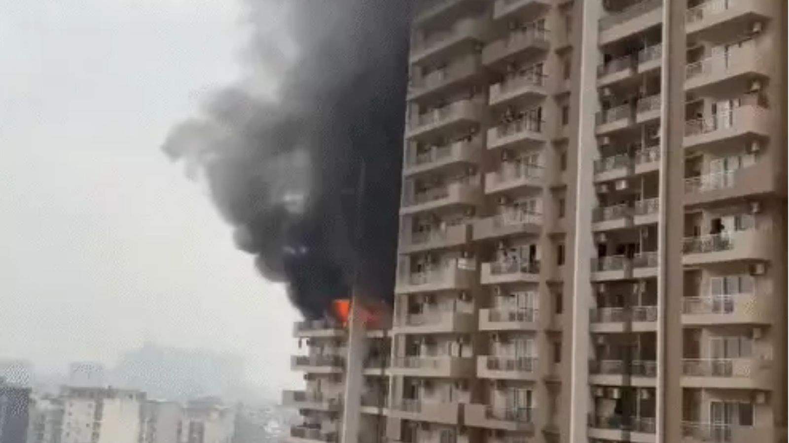 After Delhi, Bihar, now there is a huge fire in the 28-storey society of Noida, the flat of the 12th floor was gutted.