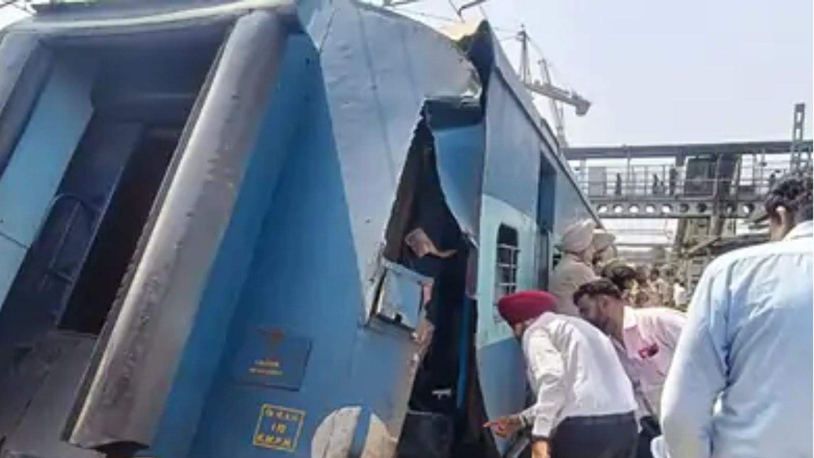 A big accident was avoided at Ludhiana railway station: the coach of the train going to Vaishno Devi broke down