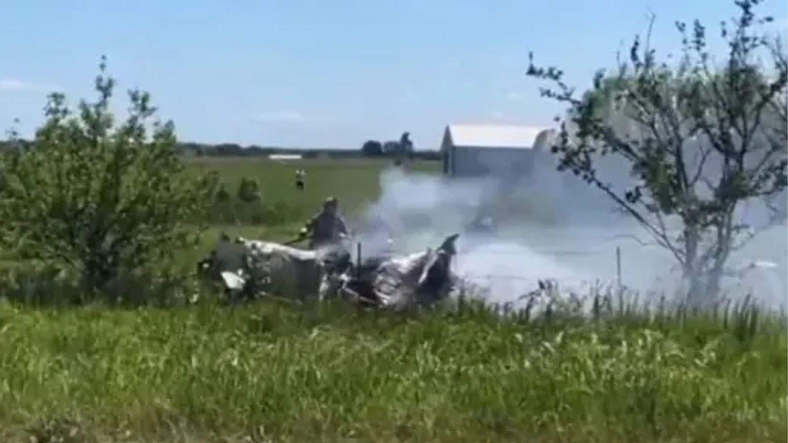 Major plane crash in the US: Skydiving plane crashes right after takeoff.