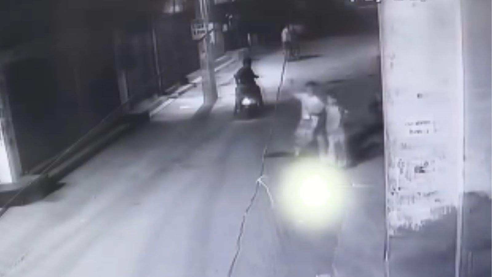Robbery of woman in Ludhiana: 4 masked miscreants snatched mobile at gunpoint; incident captured on CCTV.