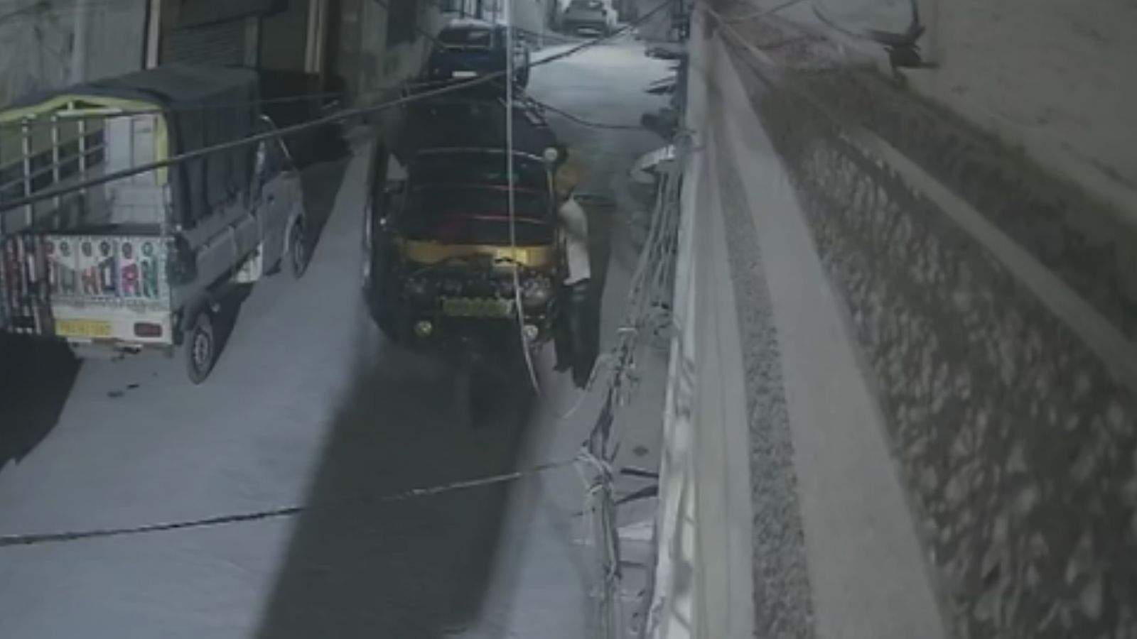 Thief on the prowl in Jalandhar's Basti Sheikh; pushes away an auto-rickshaw from outside a house—incident captured on CCTV.