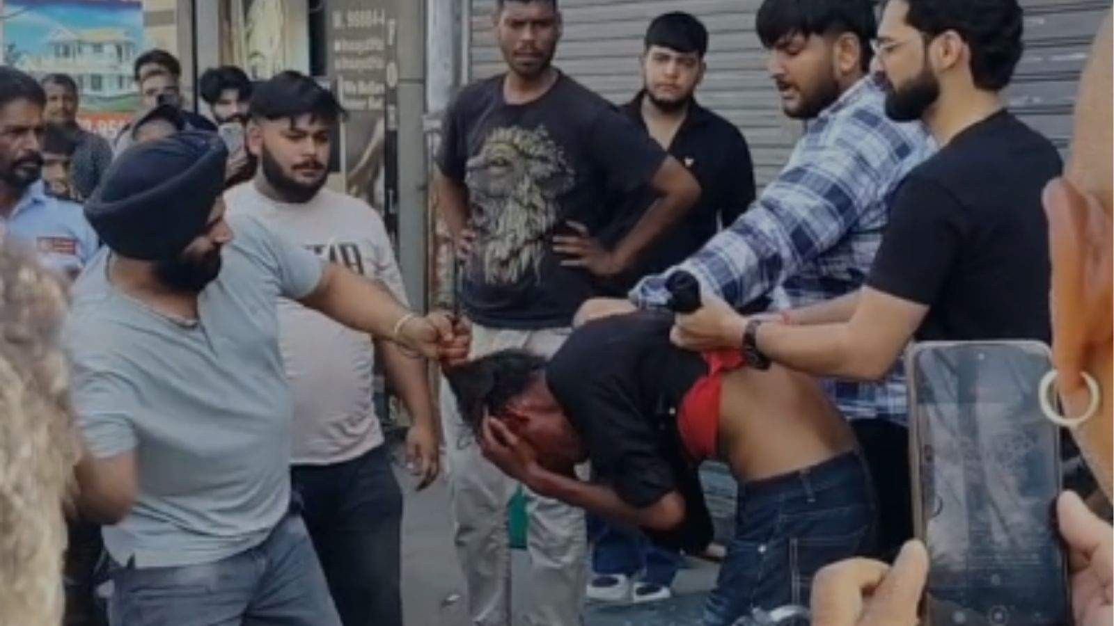 Firing at Chawla Mobile Shop in Jalandhar; people nabbed one of the accused and thrashed him severely.
