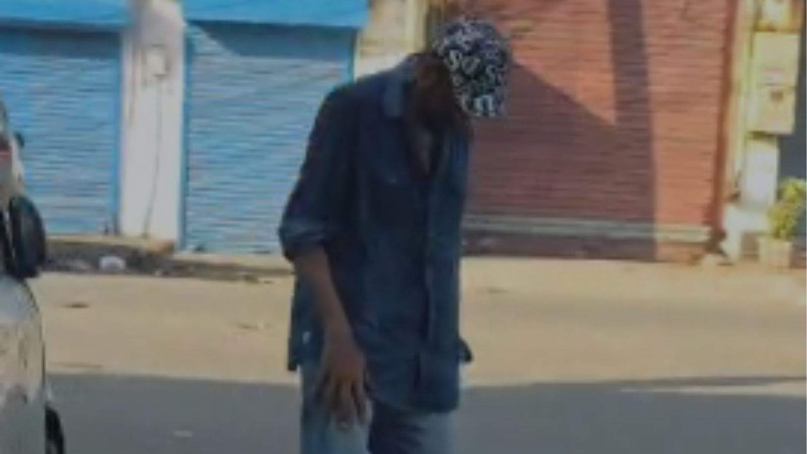 Jalandhar: 1 KM away from the Commissioner's office, two youths were seen hanging drunk in public, questions were raised about law and order.