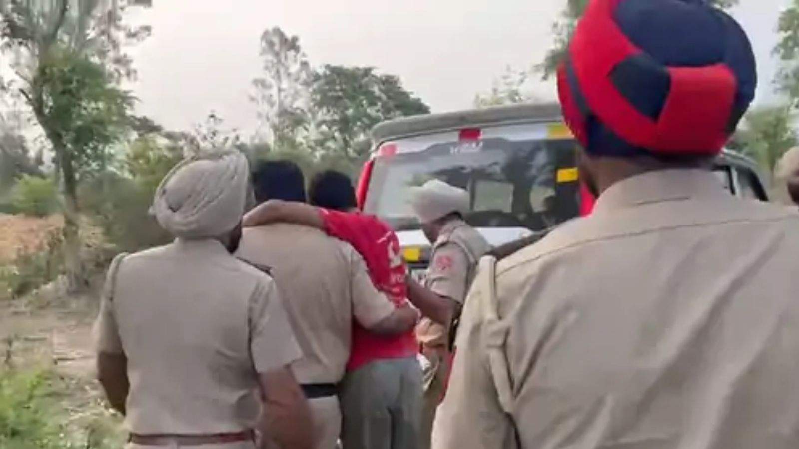 अमृतसर में एक घर पर फायरिंग की वारदात के मामले में पुलिस ने महज 36 घंटे के भीतर बड़ी कार्रवाई करते हुए मुख्य आरोपी को गिरफ्तार कर लिया। गिरफ्तारी के दौरान आरोपी ने पुलिस टीम पर फायरिंग कर दी, जिसके बाद आत्मरक्षा में पुलिस ने जवाबी कार्रवाई की। इस दौरान आरोपी की बाईं टांग में गोली लगी और उसे काबू कर लिया गया। घायल आरोपी को उपचार के लिए अस्पताल में भर्ती कराया गया है।