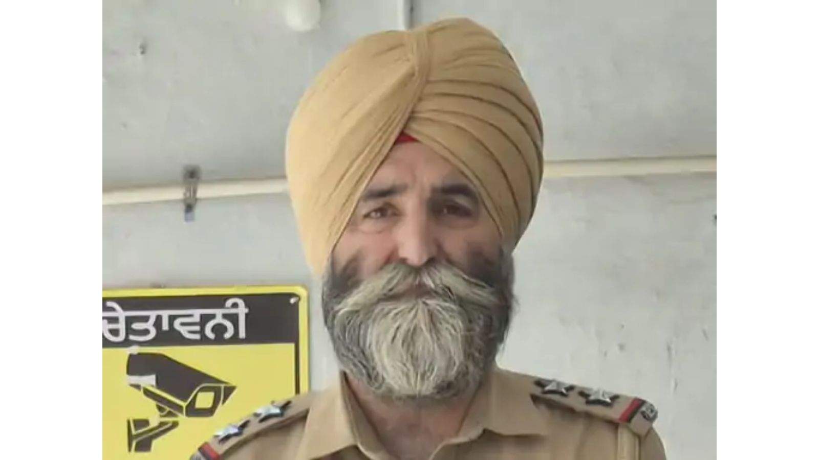 तरनतारन में CIA स्टाफ ने 300 ग्राम हेरोइन और ड्रग मनी के साथ एक सब इंस्पेक्टर को गिरफ्तार किया है। गिरफ्तार आरोपी की पहचान साहिब सिंह के रूप में हुई है, जो खालड़ा थाने में तैनात थे। CIA स्टाफ की इस कार्रवाई के बाद पुलिस थाने में हड़कंप मच गया है।