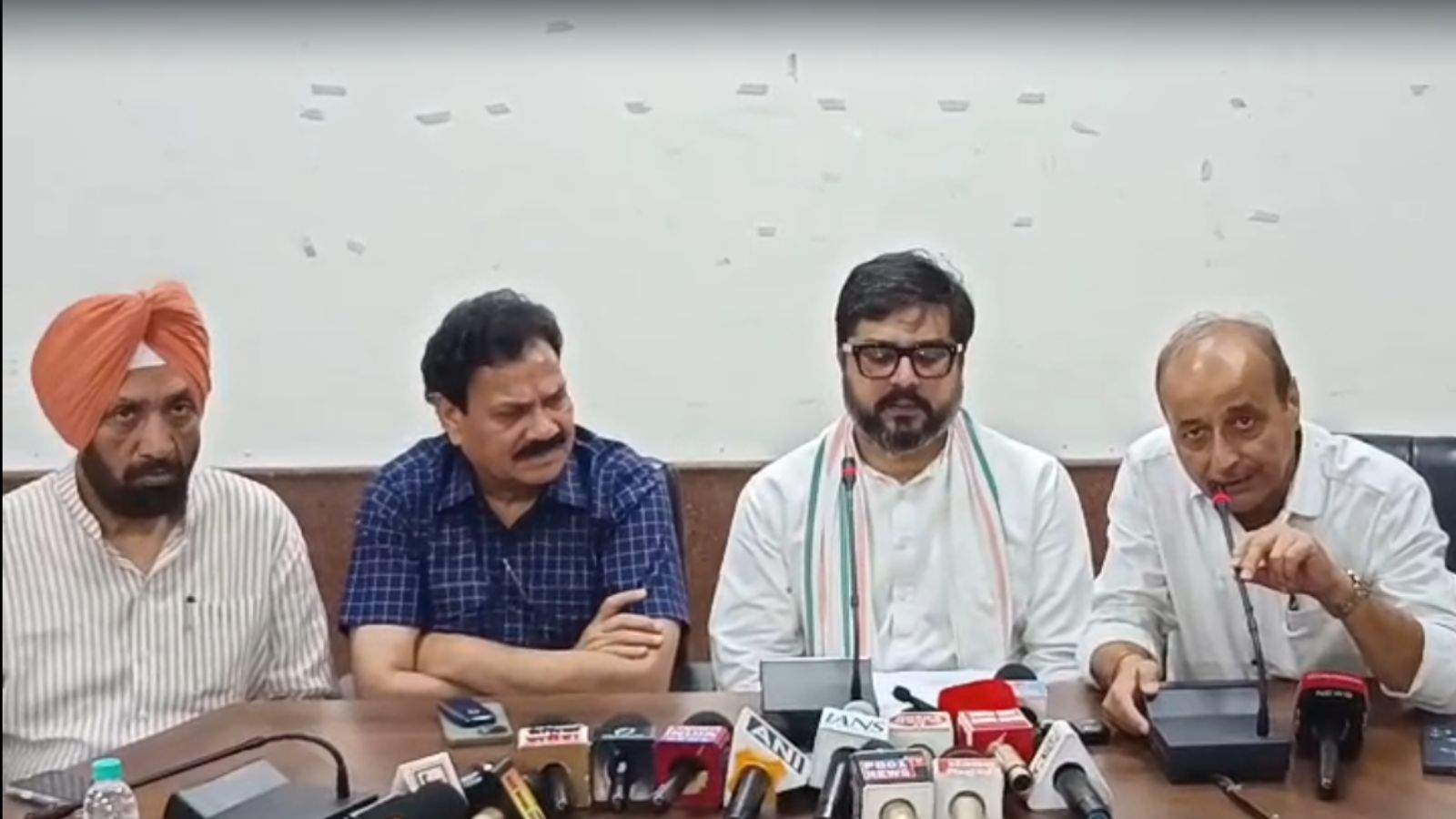 उत्तर प्रदेश से कांग्रेस सांसद और पार्टी के SC विभाग के चेयरमैन तनुज पुनिया आज जालंधर के सर्किट हाउस पहुंचे। इस दौरान कांग्रेस नेता राजकुमार वेरका सहित पार्टी के कई अन्य नेता मौजूद रहे।