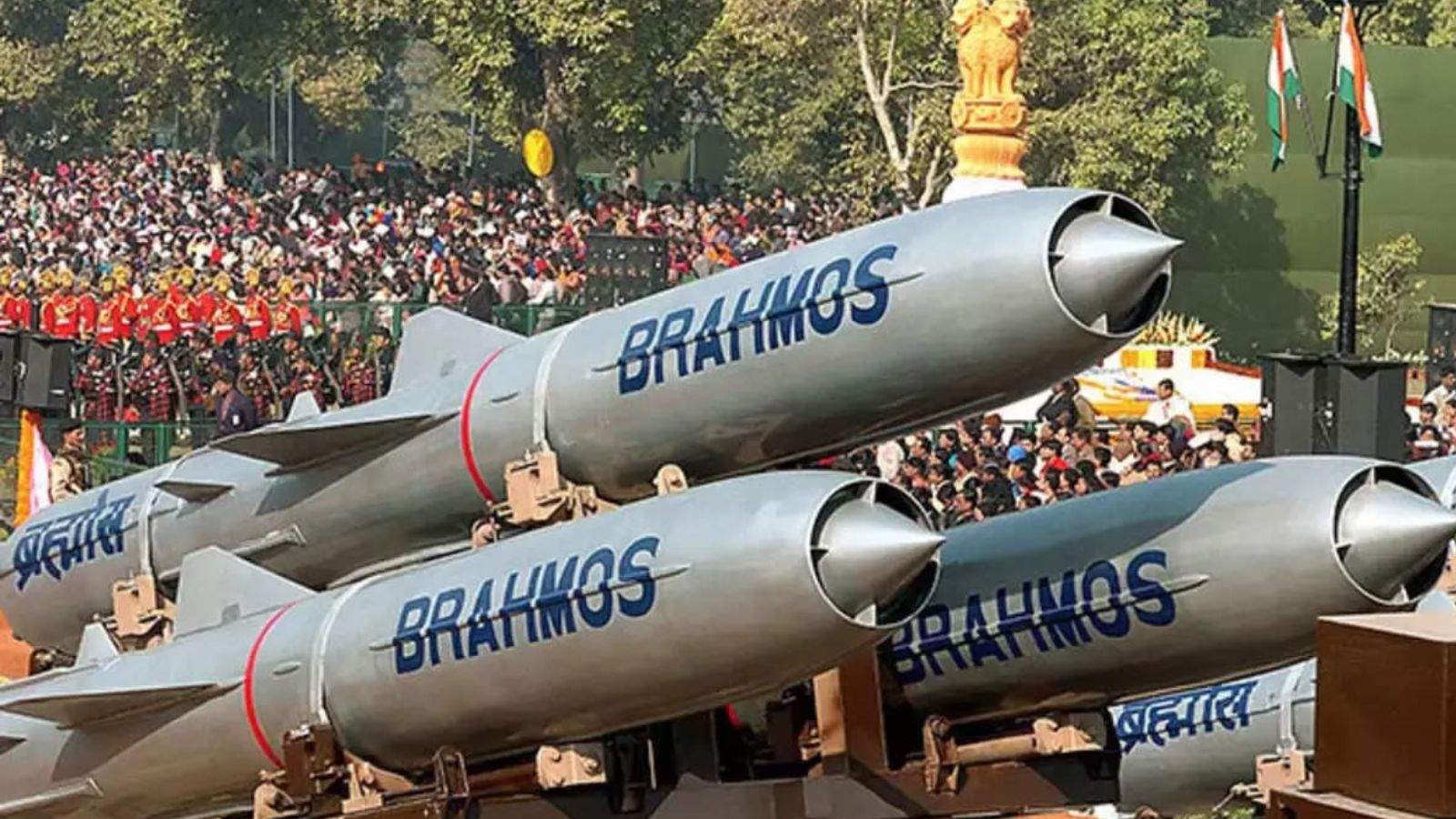 भारत भी अब लंबी जंग की तैयारी कर रहा है। क्योंकि भारत ने ऑपरेशन सिंदूर के बाद तेजी से अपना डिफेंस पैटर्न बदला है। भारत ने पिछले 14 महीनों में रिकॉर्ड प्रस्तावों को मंजूर किया है। जिससे यह साफ होता है कि भारत अब जवाबी कार्रवाई के लिए ही नहीं बल्कि लंबी लड़ाई के लिए भी खुद को तैयार कर रहा है।