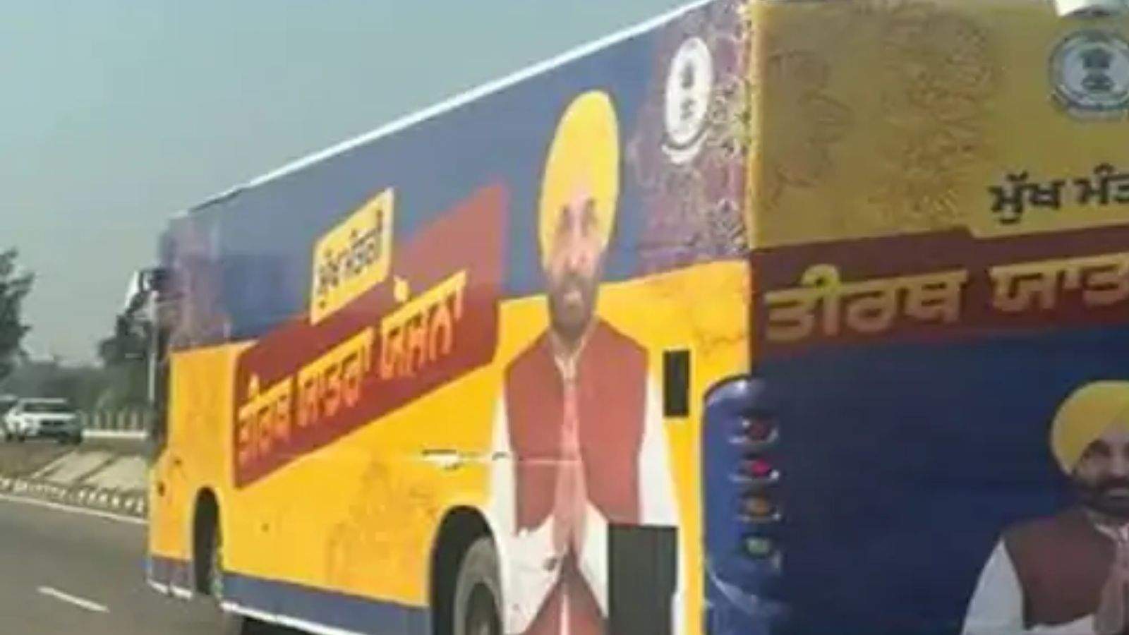 अमृतसर में मुख्यमंत्री तीर्थ यात्रा पर जा रही बस पर हमला किया गया। हमलावरों ने बस में सवार श्रद्धालुओं को बेसबैट के साथ मारने की कोशिश की। इस दौरान उन्होंने एक दिव्यांग श्रद्धालु को बस से धक्का मारकर गिरा भी दिया। जिसके बाद बस में श्रद्धालुओं के बीच दहशत का माहौल बन गया। इस मामले में पुलिस ने एक्शन लेते हुए दोनों आरोपियों को गिरफ्तार कर लिया है।