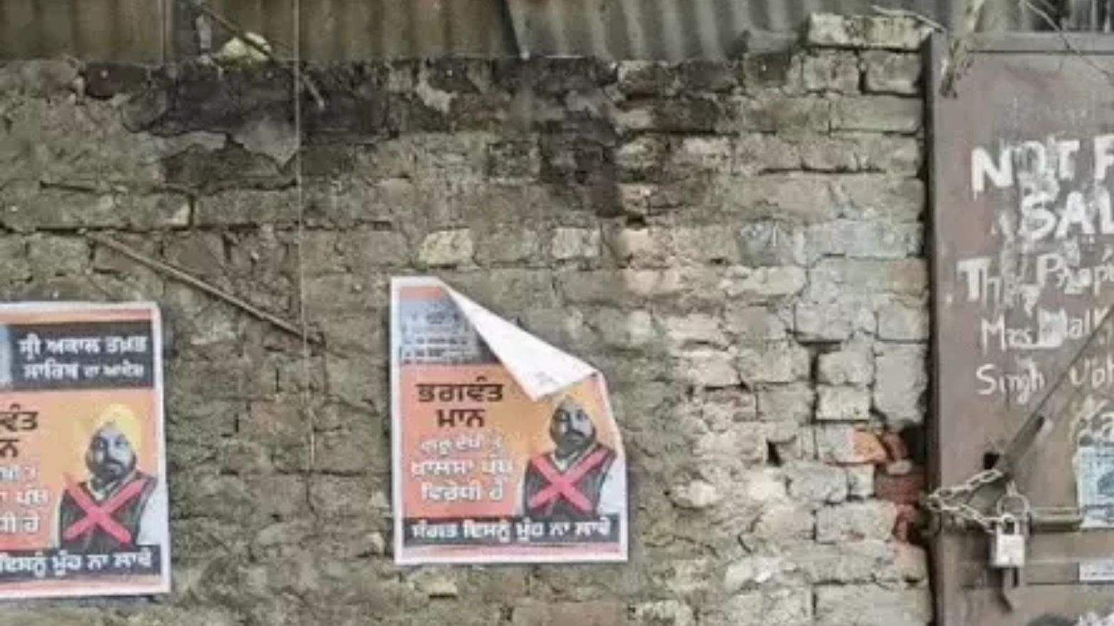 जालंधर में एक बार फिर से पंजाब के मुख्यमंत्री भगवंत मान के खिलाफ दीवारों पर पोस्टर लगे मिले हैं। इसका पता उस समय चला जब सुबह-सुबह दुकानदार दुकान खोलने के पहुंचे। पोस्टर को देखकर उन्होंने तुरंत पुलिस को इस बारे में जानकारी दी। पुलिस ने मामले की जांच शुरू कर दी है।