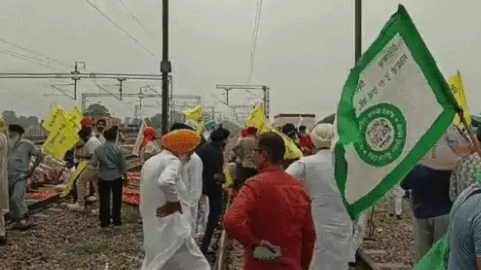 'Rail Roko' protest begins in Fatehgarh Sahib; tracks blocked demanding the release of Sikh prisoners.