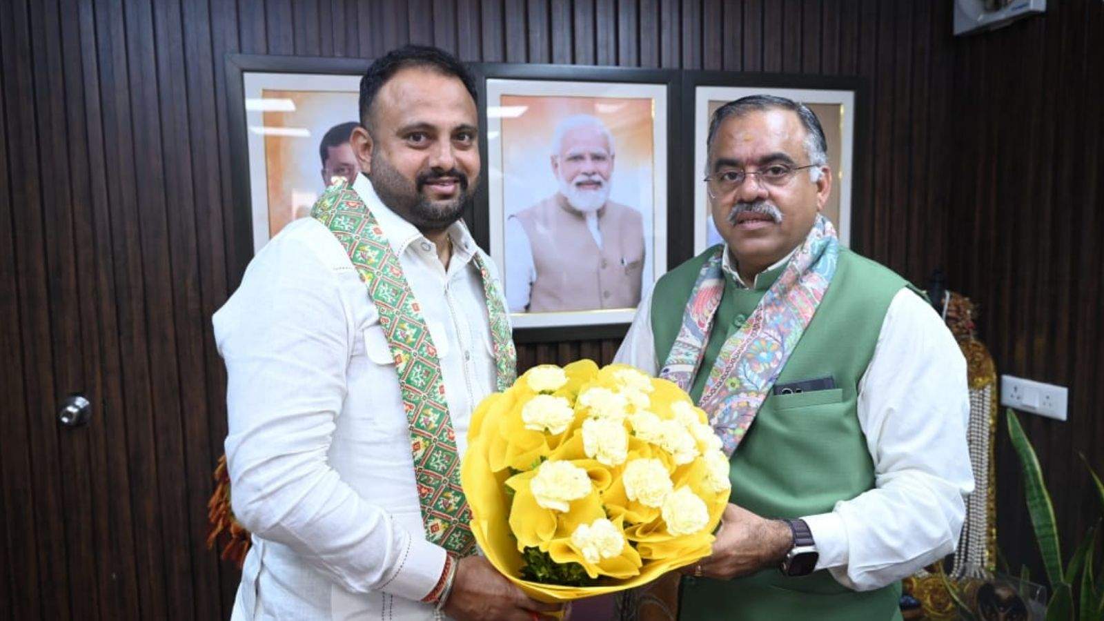 BJP General Secretary Ashok Sarin 'Hikki' met with BJP National General Secretary and Rajya Sabha MP Tarun Chugh.