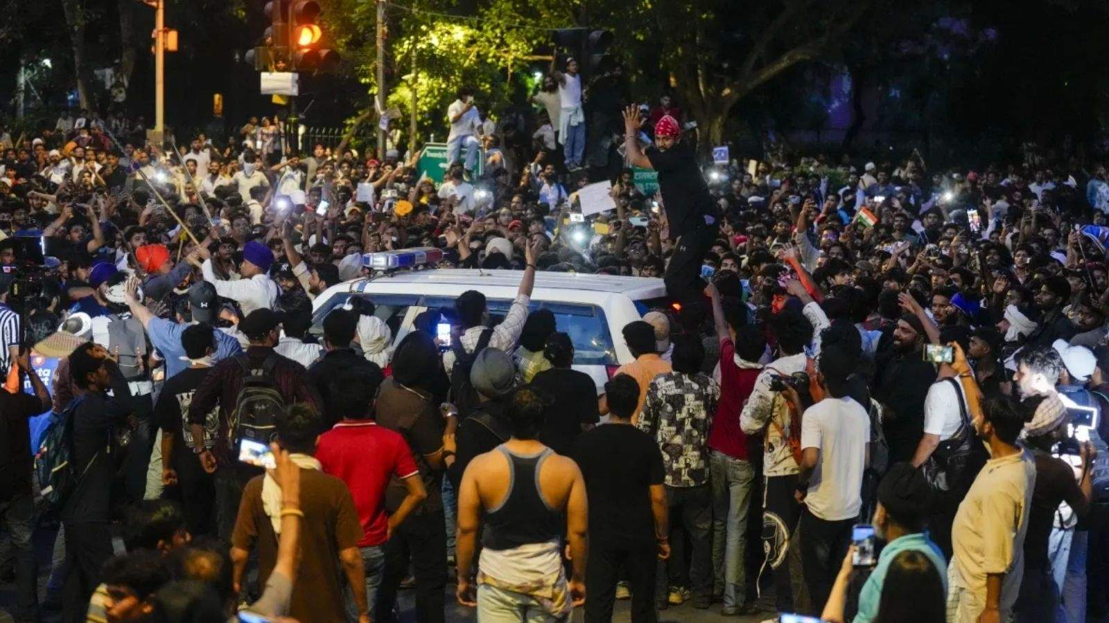 Violence at Jantar Mantar: Lathi-charge and tear gas shells fired following stone-pelting; several police personnel injured.