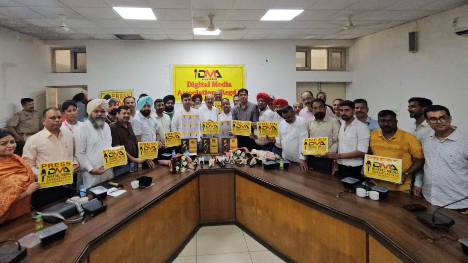 https://www.webkhabristan.com/news/cabinet-minister-mohinder-bhagat-and-mayor-vineet-dhir-attended-the-digital-media-association-meeting/